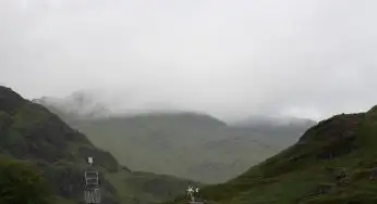 Berge und Nebel