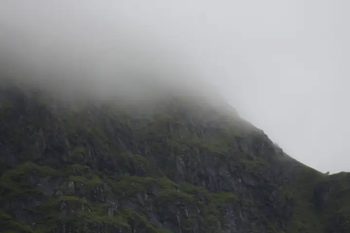 Berge und Nebel