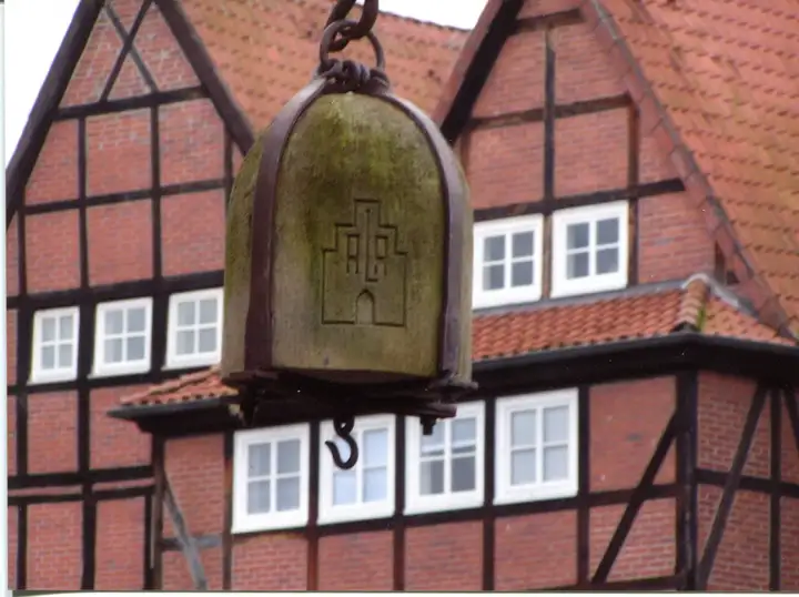 Glocke vor einem Haus