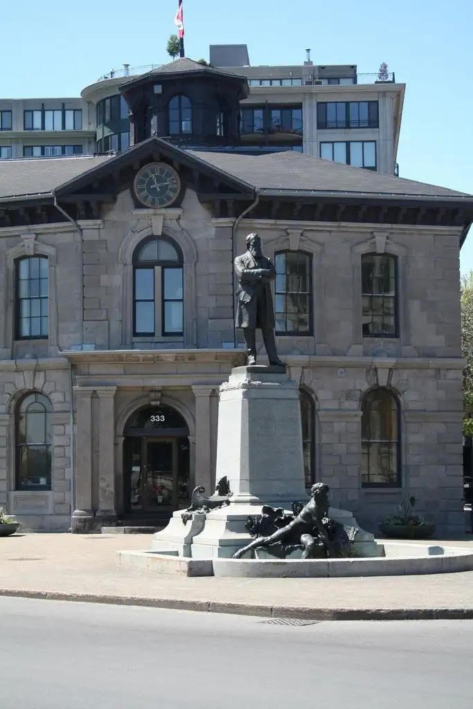 Statue im Hafengebiet
