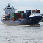 Containerschiff auf der Elbe im Hamburger Hafen