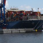 Containerschiff im Hafen beim Löschen